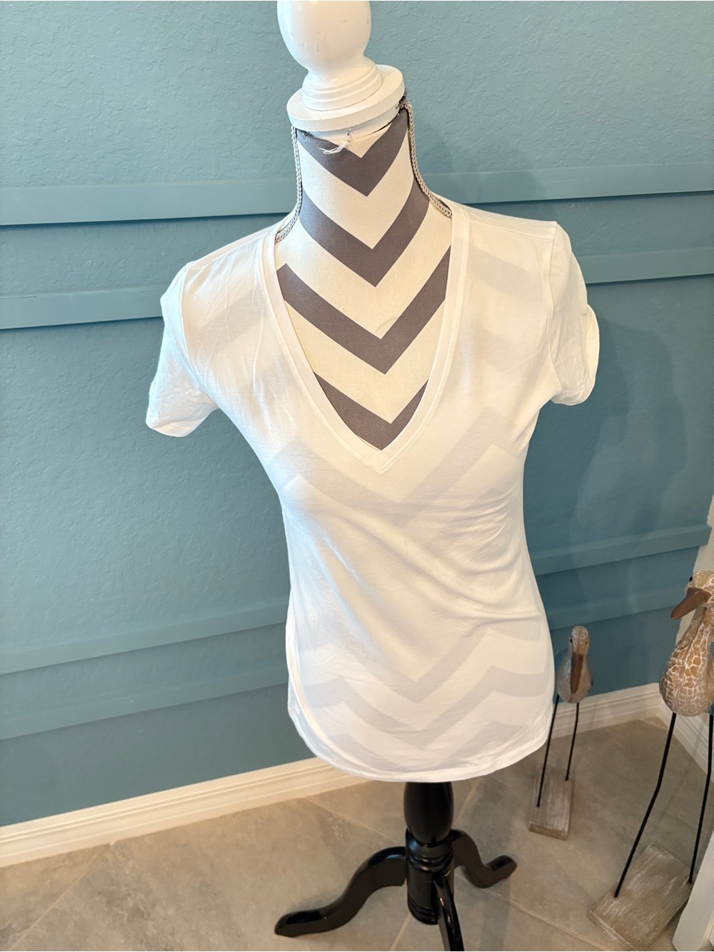 Lilly Pulitzer Shirt Womens XL White V Neck Short Sleeve Tee Top Ladies NWOT